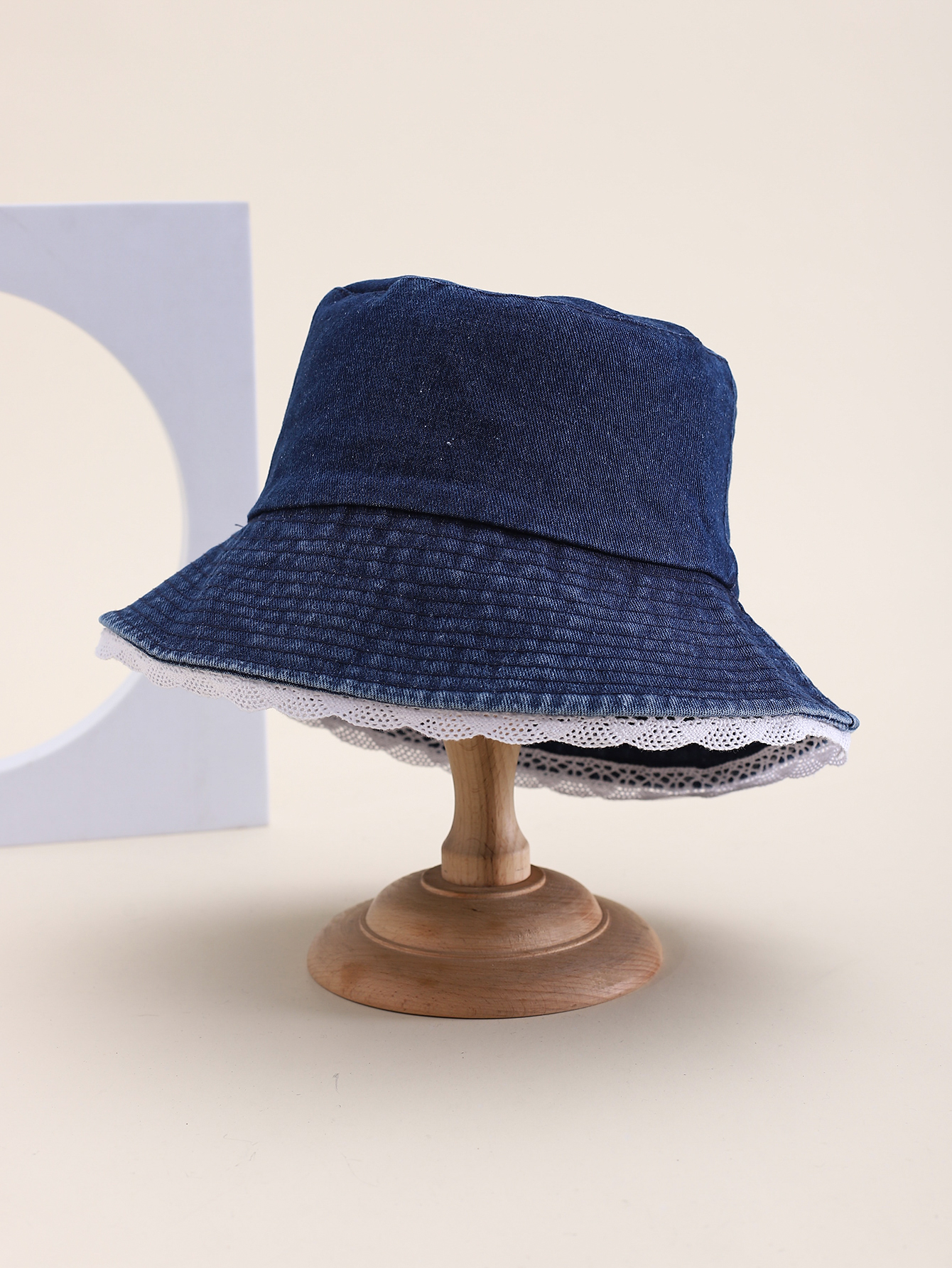 This spring and summer Korean-style simple solid-color lace denim fisherman hat is fashionable and versatile. It's a foldable basin hat for travel, sun protection and shade. It's an adult hat for export, with an average size of 58CM Application Scenario