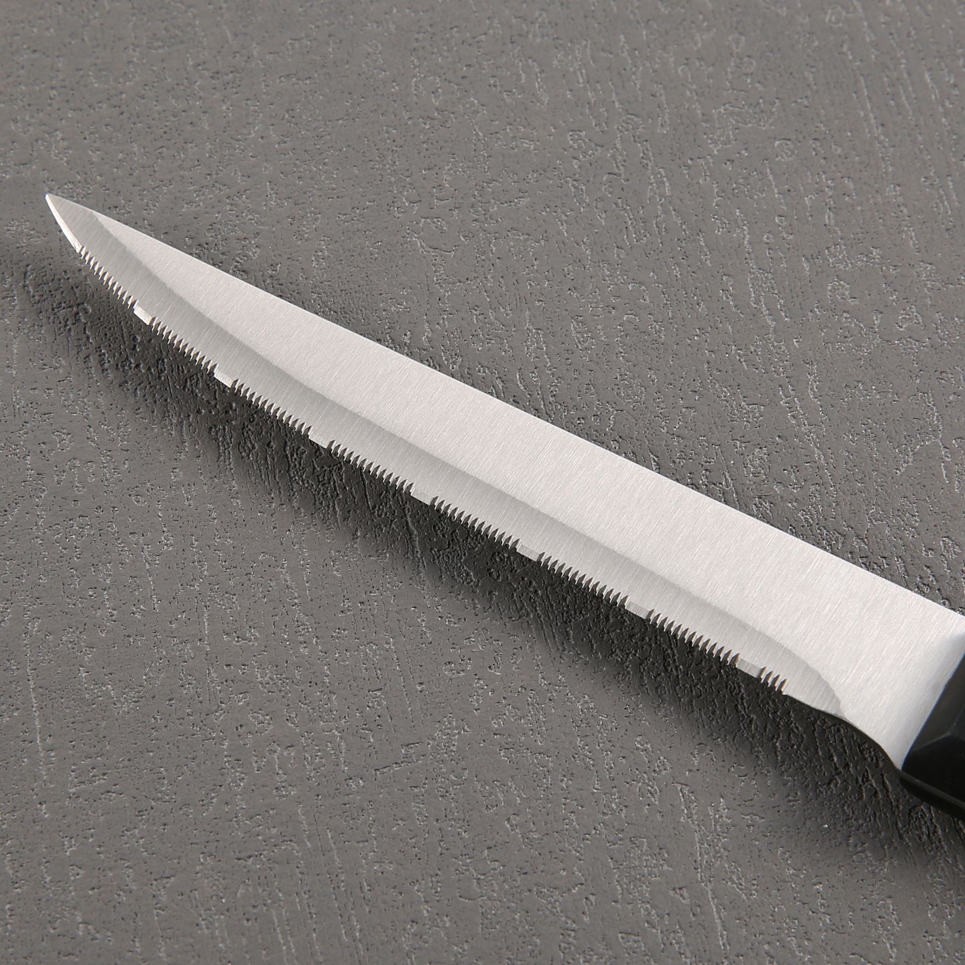 Cross-border in-stock stainless steel POM handle Western-style knife, black Western-style steak knife, steak cutting serrated knife Application Scenario