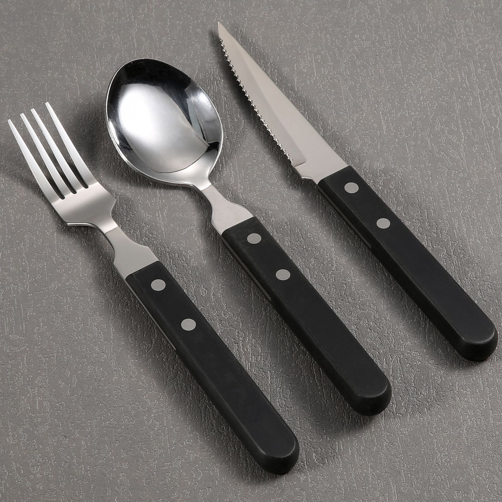In stock: 4-inch cross-border serrated knife with riveted handle, black Western-style knife, plastic-handled steak knife, more sharp-shaped full figure