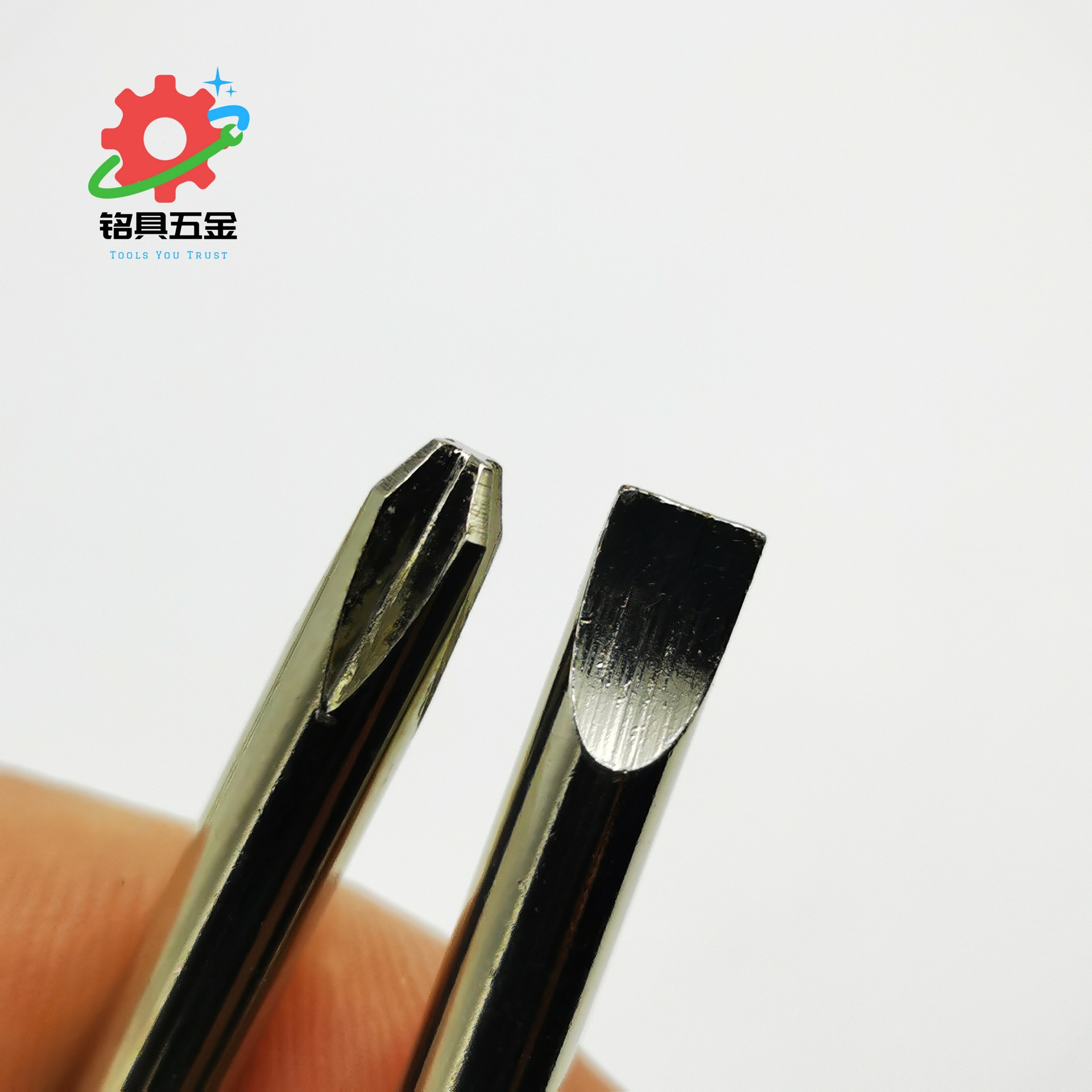 The magnetic flat-head cross-head screwdriver with black arrow is available for disassembling furniture, assembling toys, and delivering screws Specification drawing