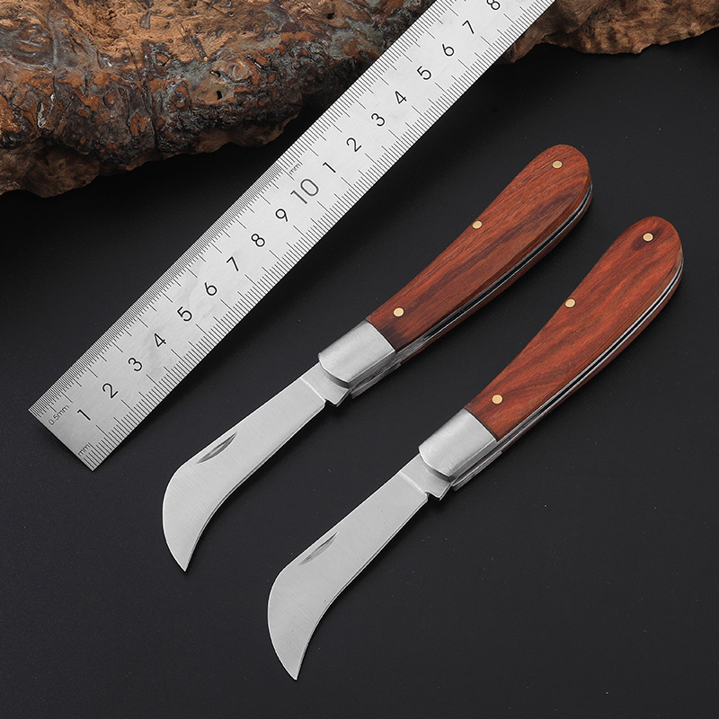 Self-defense folding knife, self-defense camping folding knife, outdoor survival folding knife, self-defense knife, portable knife full figure