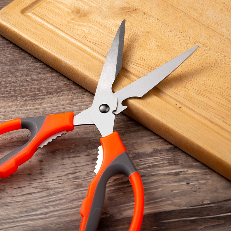 Stainless steel household chicken scissors, kitchen scissors, anti-slip handle, sharp, multi-functional bottle opening, walnut picking, barbecue scissors Application Scenario