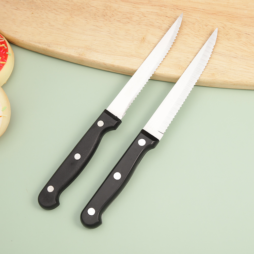 In-stock cross-border Amazon stainless steel serrated knife, fruit knife, barbecue meat slicer, mirror light steak knife, plastic-handled steak Application Scenario