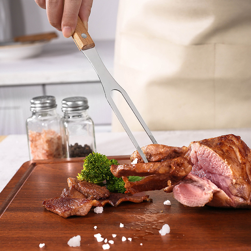 Cross-border Western cuisine knives, beech wood Western cuisine knives and forks, camping meat slicers, stainless steel knives and forks, restaurant steak knife and fork sets Application Scenario