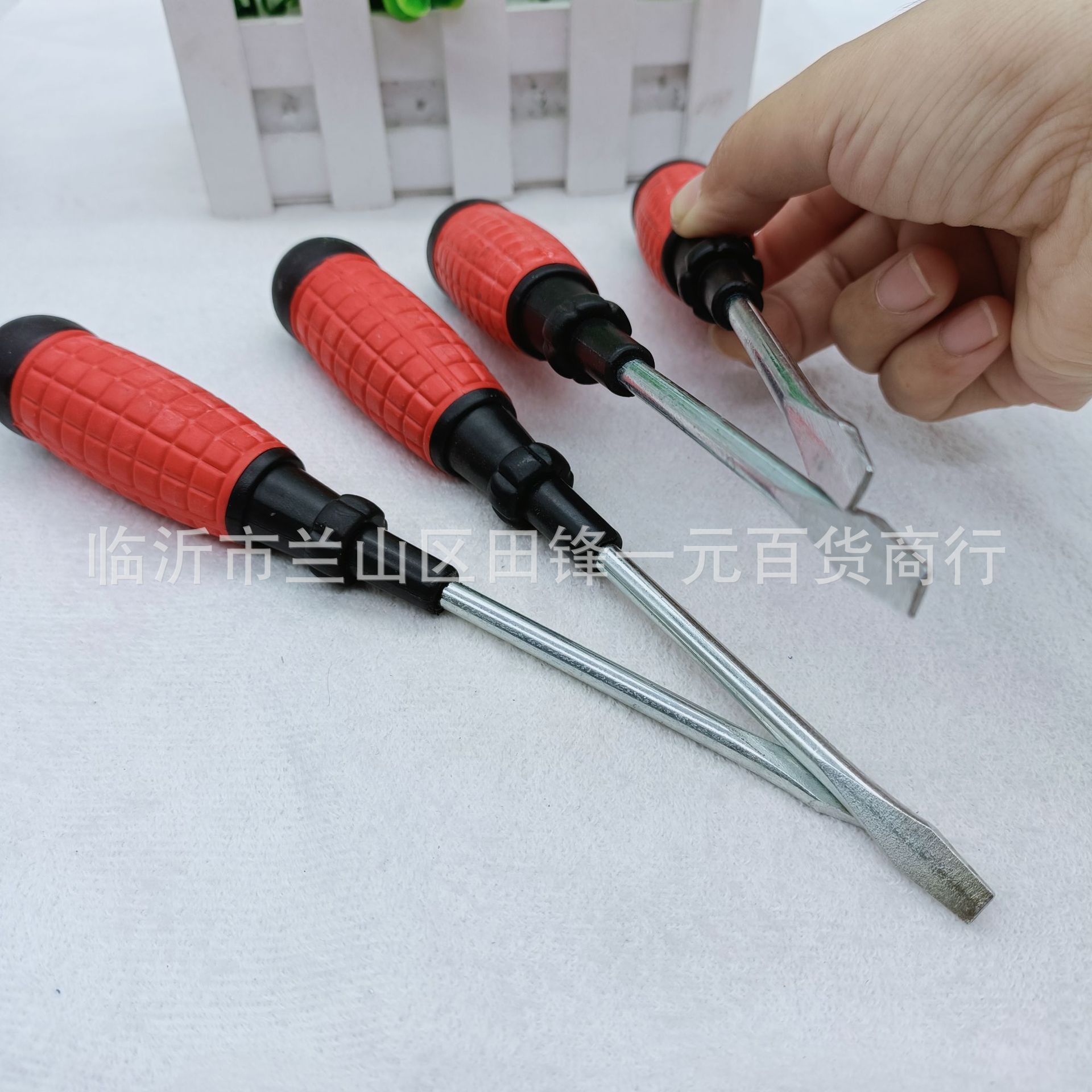 One-yuan 4-inch hand grenade screwdriver, plastic red handle screwdriver, flat-head screwdriver, one-yuan general merchandise wholesale details Picture