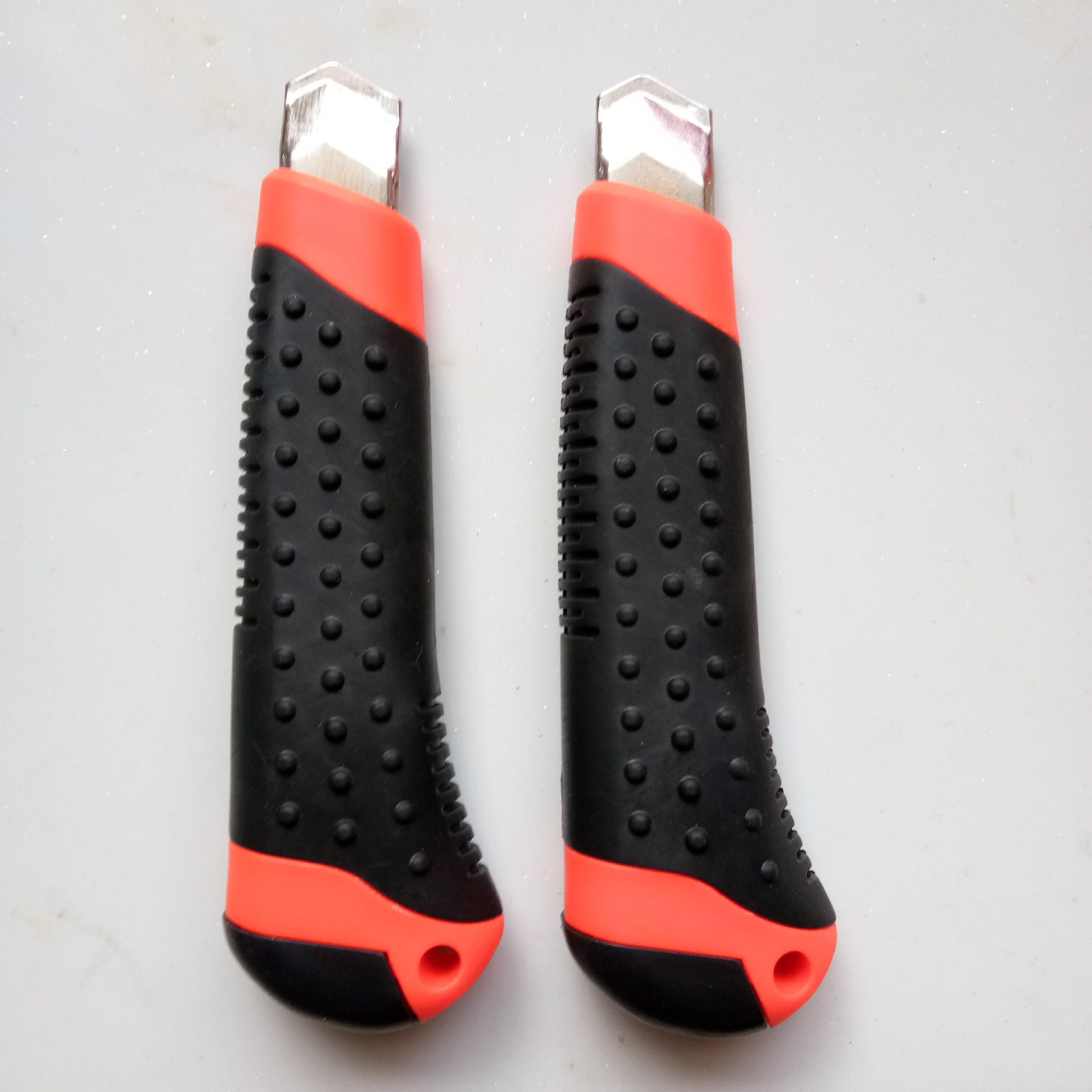 Wholesale large-sized knife frames, paper cutting knives, heavy-duty wallpaper knives, sharp single-sided rubber coating utility knives from the manufacturer Application Scenario
