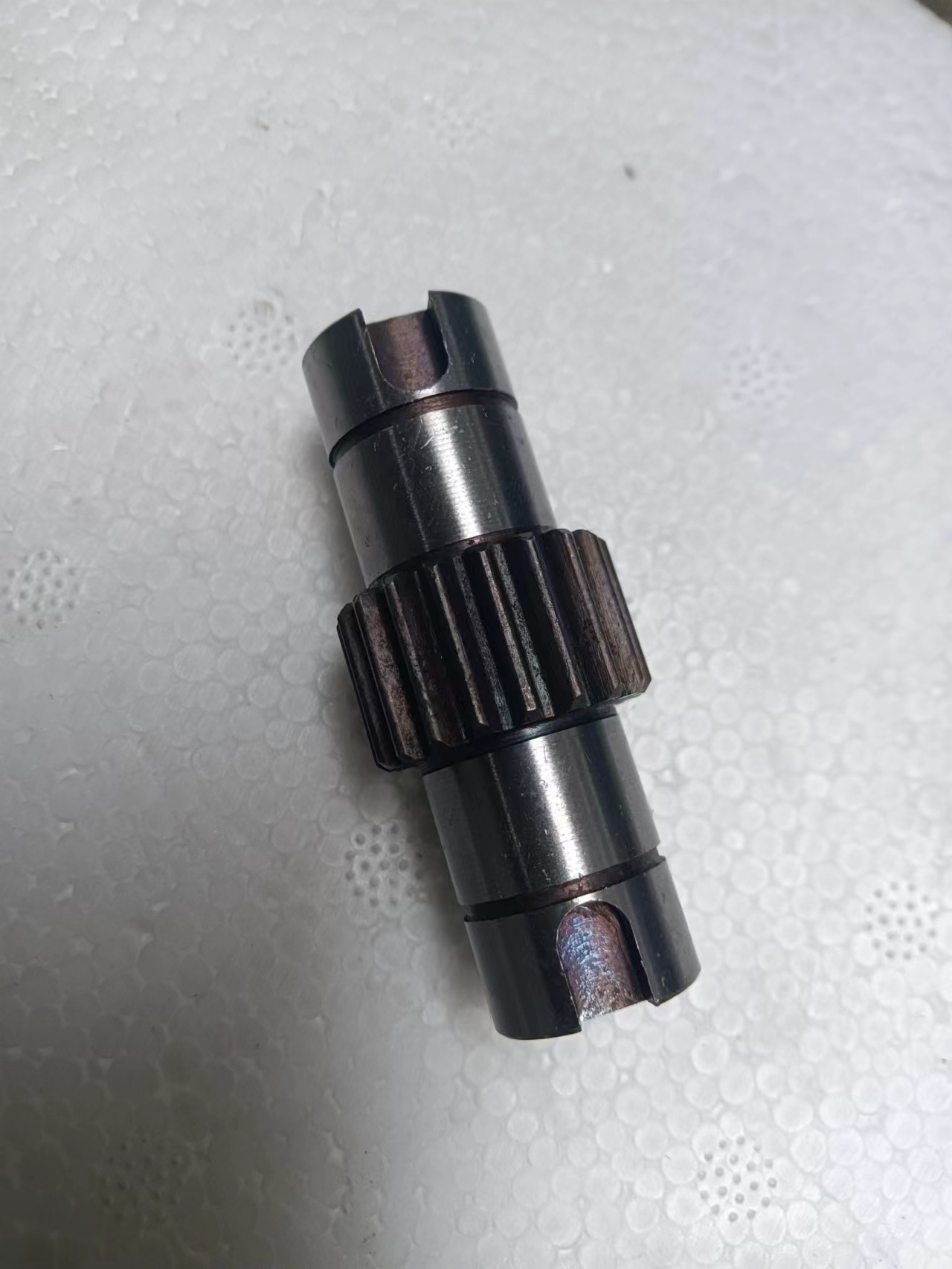 The manufacturer supplies non-standard gear shafts for pneumatic tool gears, brush cutting machines, reducers, gear grinding, and spiral bevel gear processing undefined