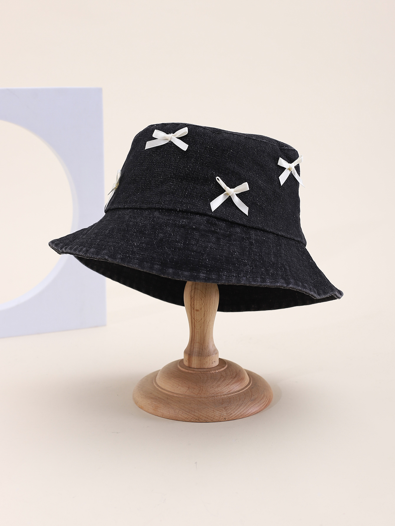 This spring and summer Korean-style simple and irregular bow denim fisherman hat is fashionable and versatile. It is a foldable basin hat for travel, sun protection and shade. It is also an export adult hat with a size of 58CM Item Picture