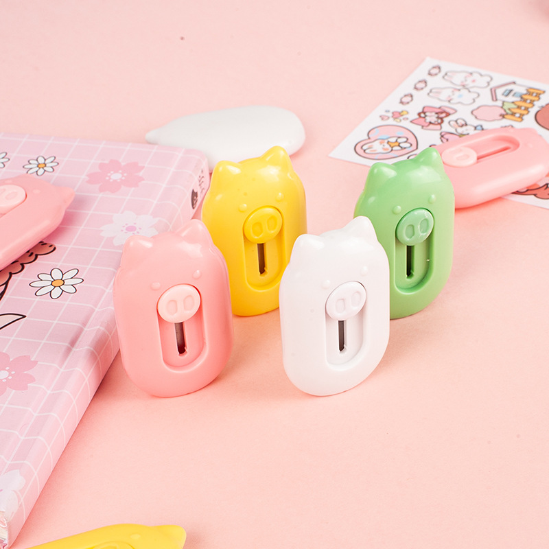Little Pig Mini Planner carved knife, cute unboxing utility knife, express delivery paper cutting, tape telescopic unboxing knife Application Scenario