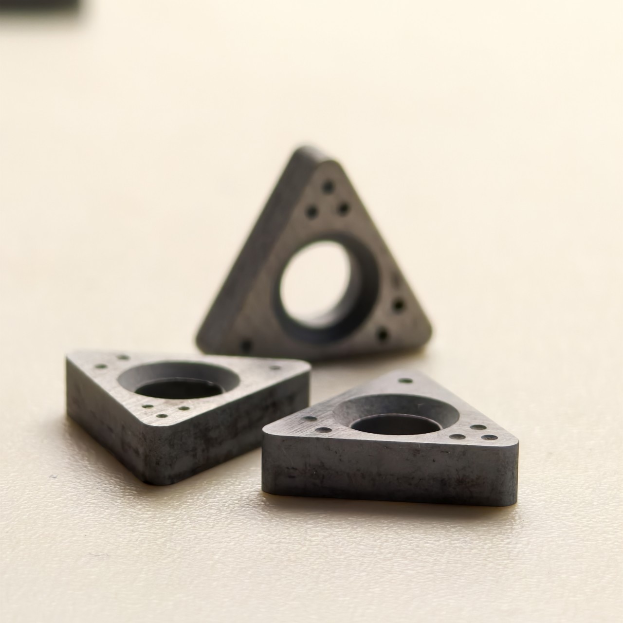Hard alloy brake disc blades CB90488 and CB6914-10 are processed into cast iron details Picture