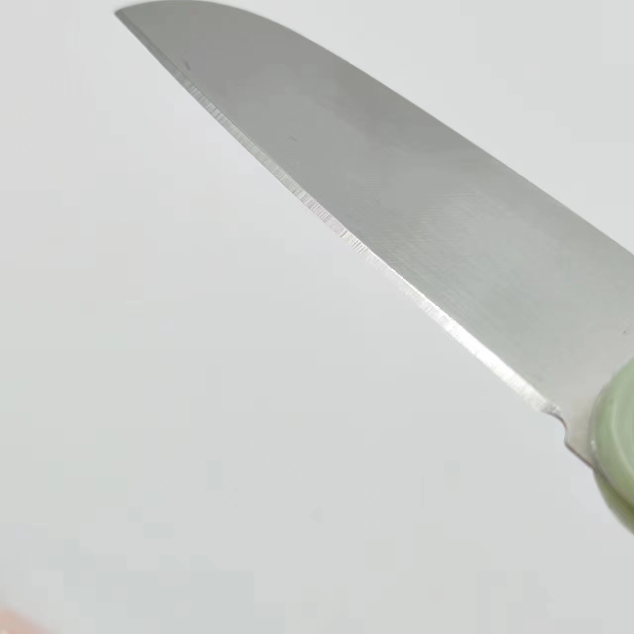 Colorful folding knife, thin portable fruit knife, 1 yuan or 2 yuan, small commodity wholesale Application Scenario