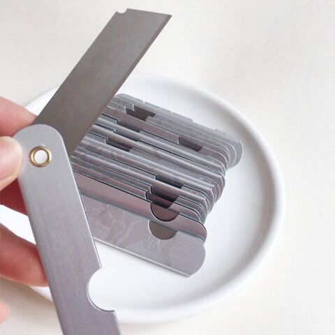 A box of 20 iron sheet utility knives, large paper cutters, old-fashioned stainless steel knives, pencil sharpeners for cutting. Manufacturer Specification drawing