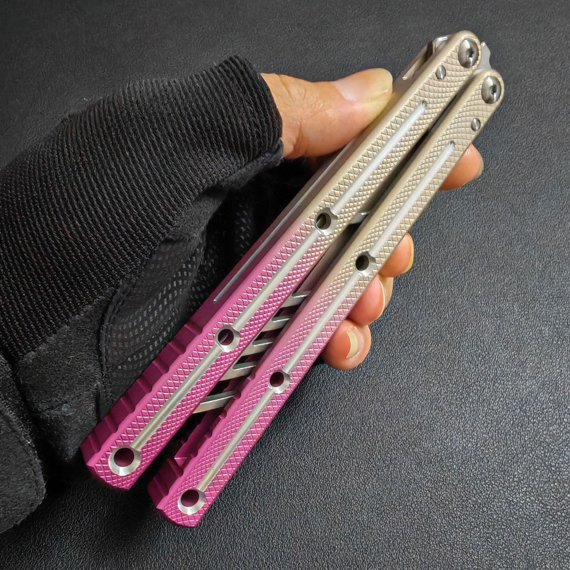 New outdoor butterfly knife siren Yangjiang Tsunami standard aluminum alloy one-piece handle multi-functional toy without sharp edges full figure
