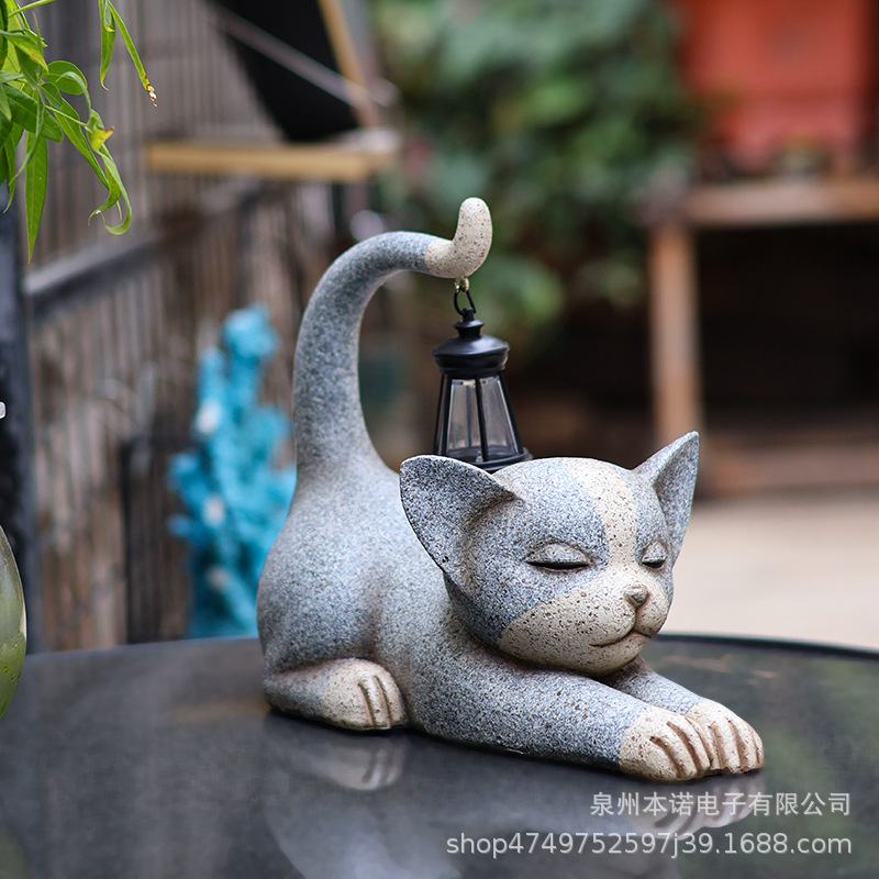 Outdoor solar-powered statue lights, garden statues, resin cat animal ornaments, handicrafts, courtyard lights, lawn decorations Application Scenario