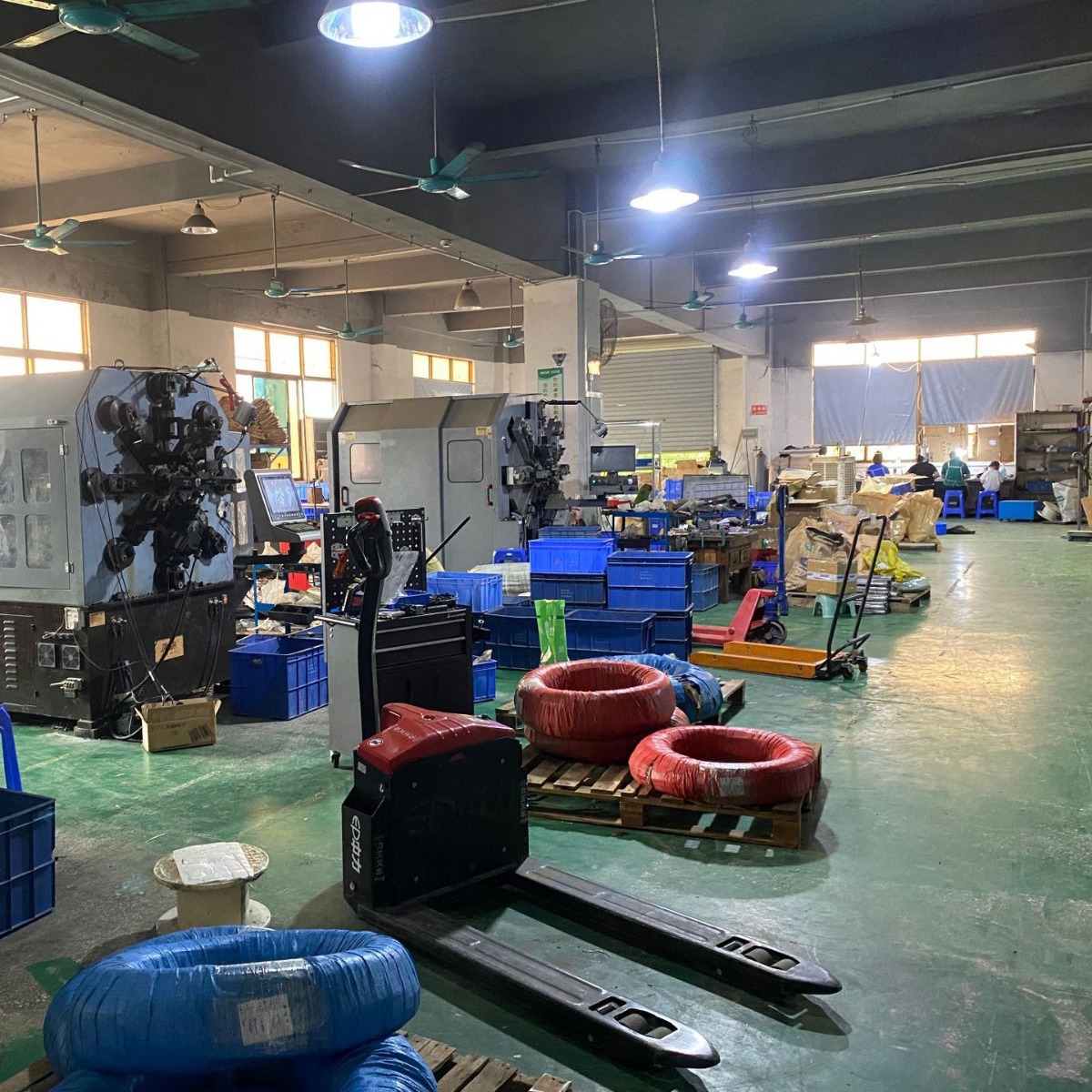 The manufacturer supplies high-heeled shoe springs, serpentine springs for women's sandals, and serpentine springs with high elasticity Application Scenario