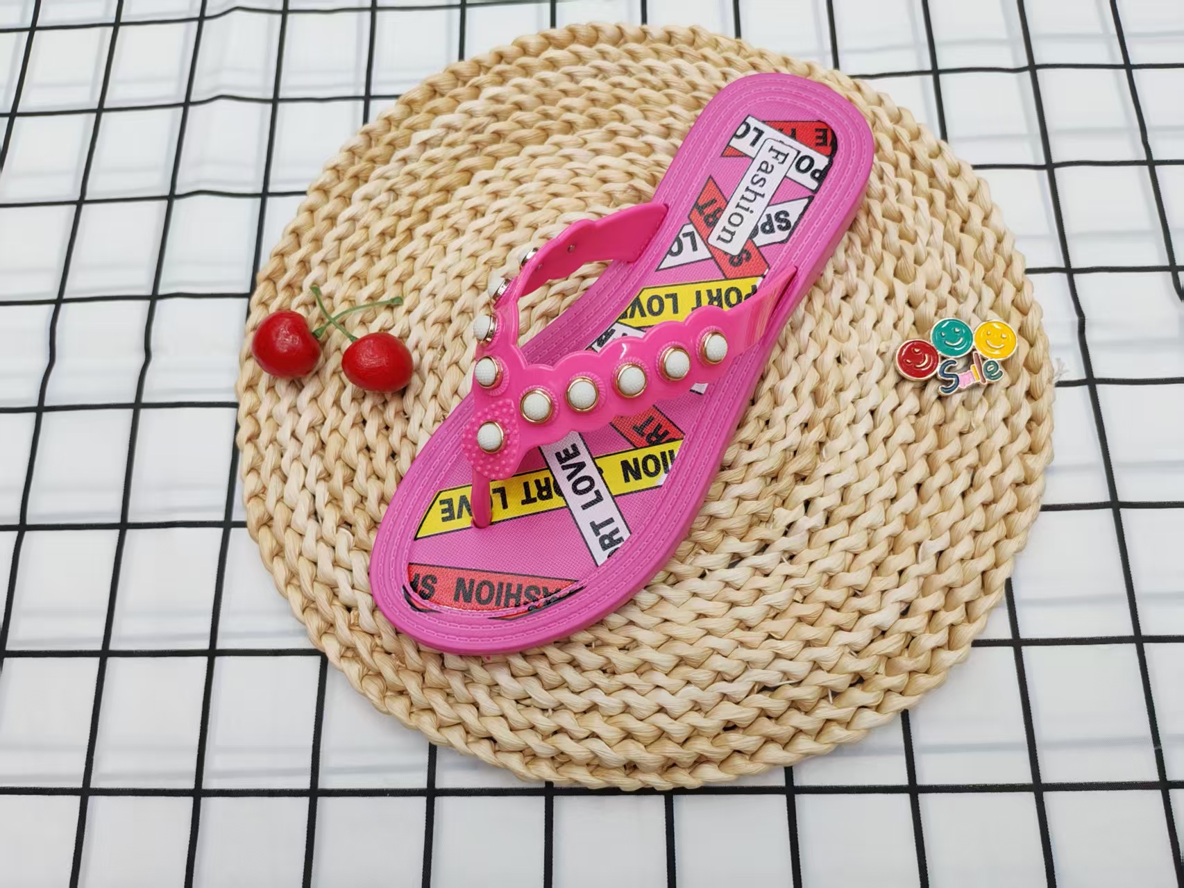 The new stylish and comfortable flat flip-flops for the summer of 2025 details Picture