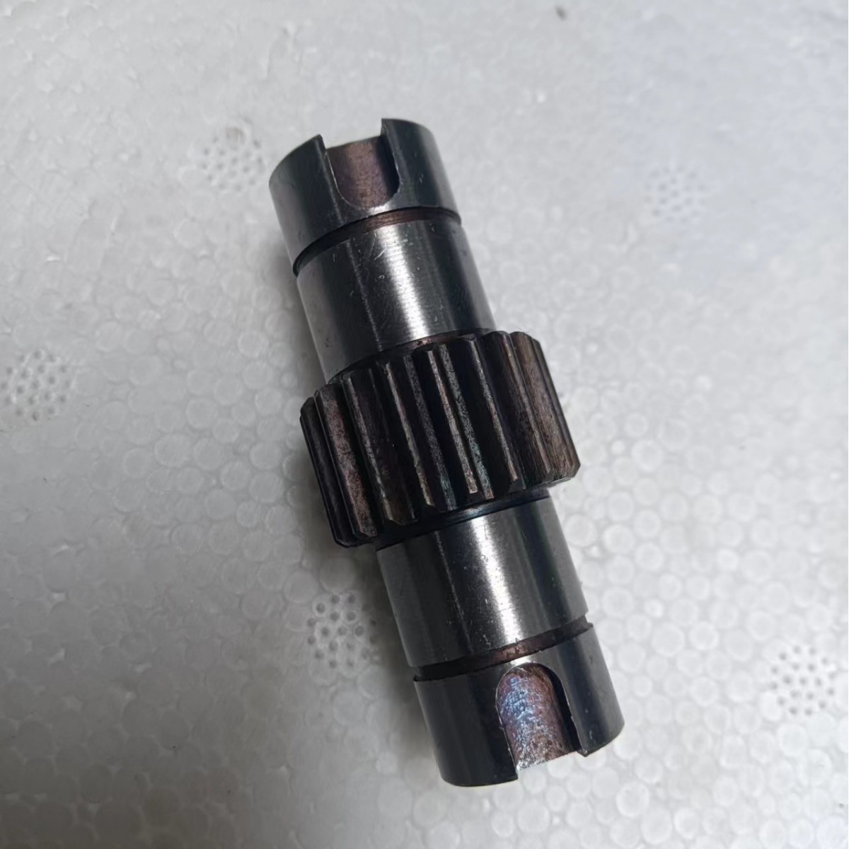 The manufacturer supplies non-standard gear shafts for pneumatic tool gears, brush cutting machines, reducers, gear grinding, and spiral bevel gear processing Application Scenario