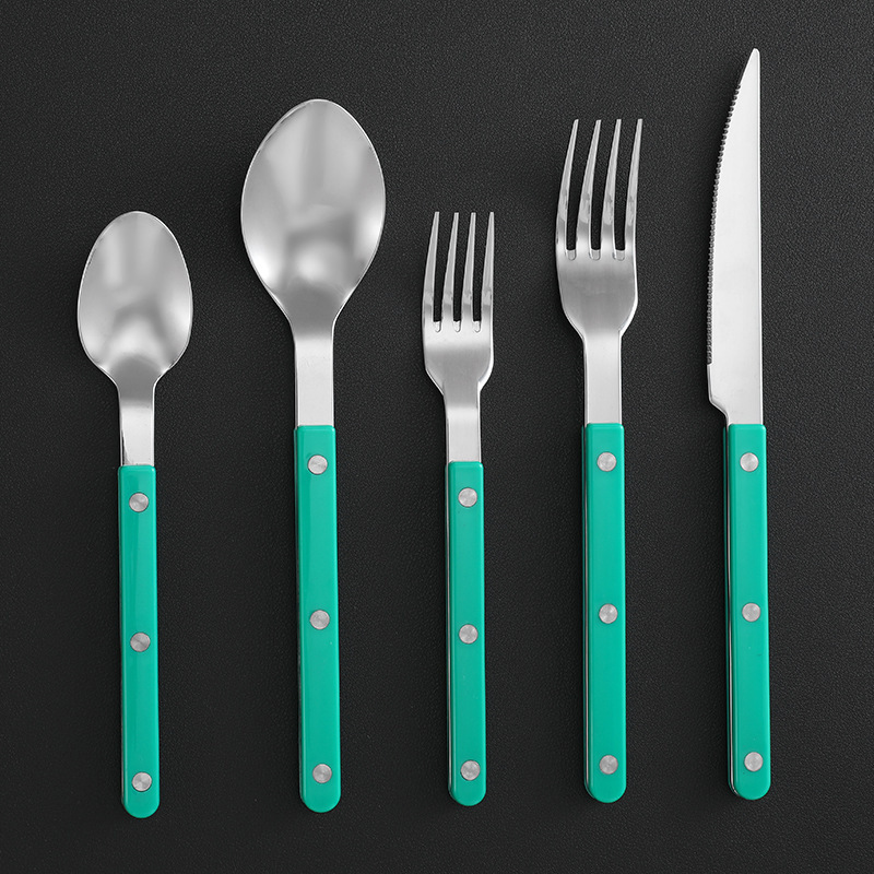 Stainless steel Western tableware with solid wood handles, steak knives, spoons, chopsticks, forks, dessert spoons, five-piece set of tableware Application Scenario