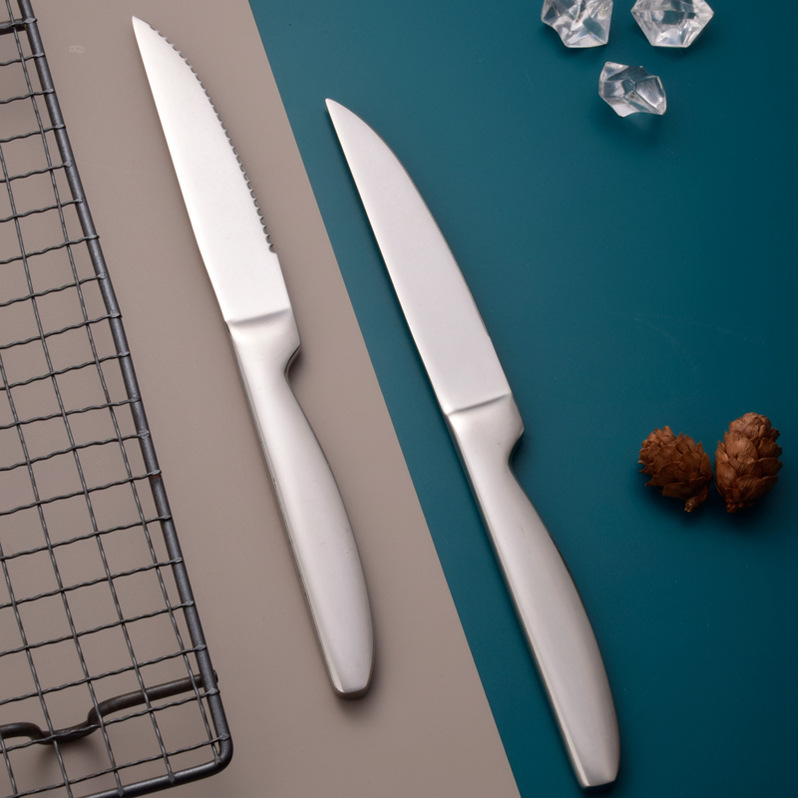 420 Western-style steak knife, Bright hotel Western-style multi-purpose frozen meat knife, steak knife with serrated stainless steel steak knife full figure