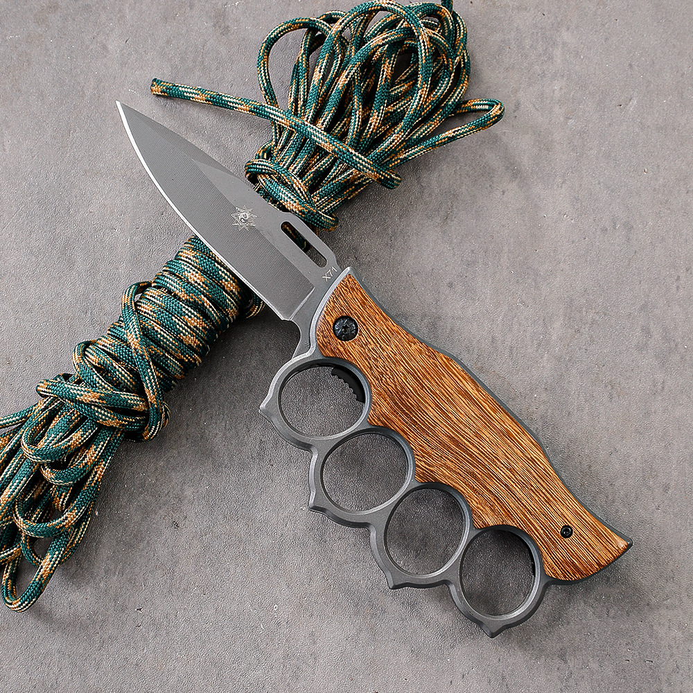 Yangjiang direct sales outdoor high-hardness folding boxing gloves knives, sharp camping fruit knives, car-mounted window-breaking survival knives Application Scenario