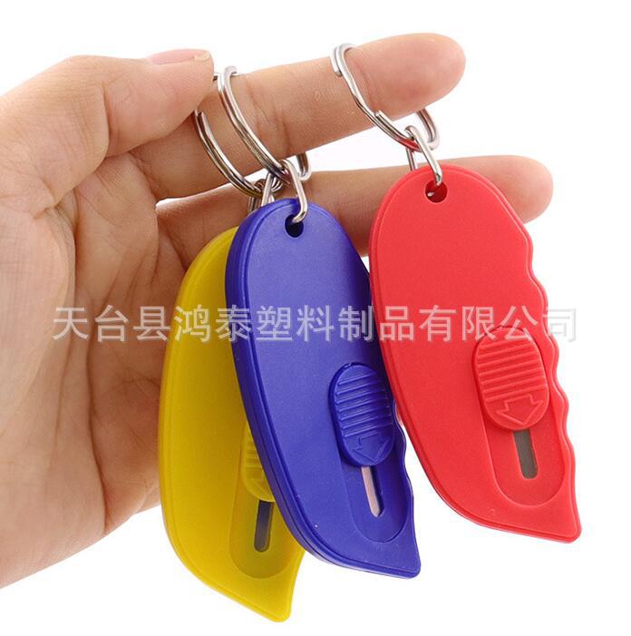 Hot-selling mini keychain unpacking knife, safe and anti-accidental injury, self-rebounding plastic keychain knife Application Scenario