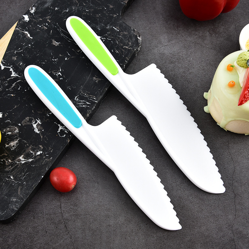 Children's plastic knife for peeling fruits and vegetables, fruit and vegetable knife that won't hurt hands, special fruit toy knife for early education in kindergartens Application Scenario