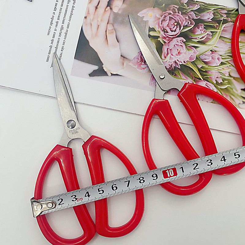 Red red-handled scissors, household paper-cutting, office, student cutting, stationery scissors, store department store, No. 3 bulk red-handled scissors Application Scenario