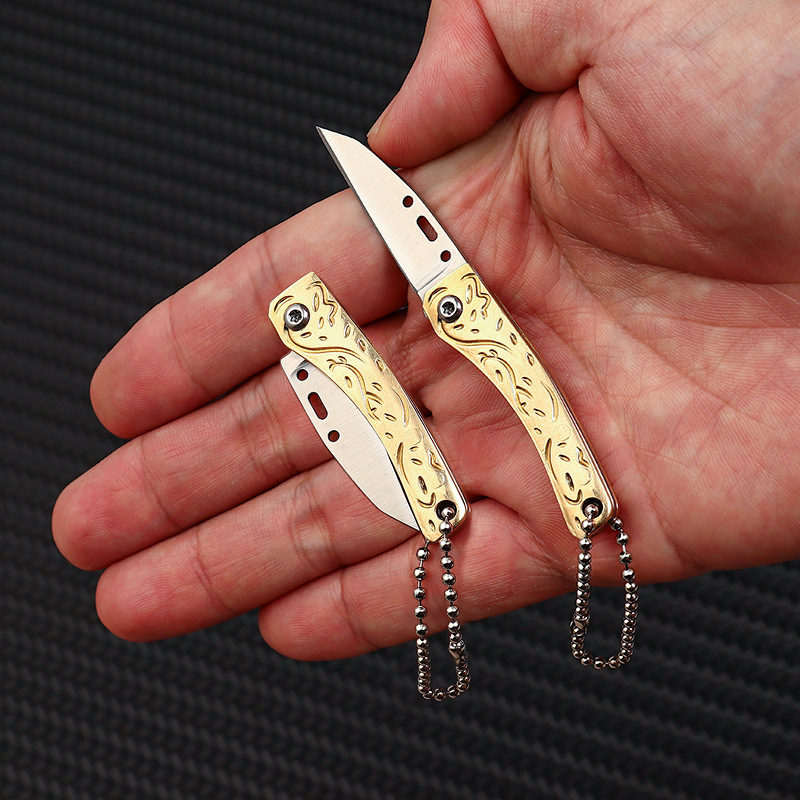 Manufacturer's mini folding knife, legal self-defense, exquisite brass knife, keychain, unpacking for express delivery, small knife for opening boxes Application Scenario