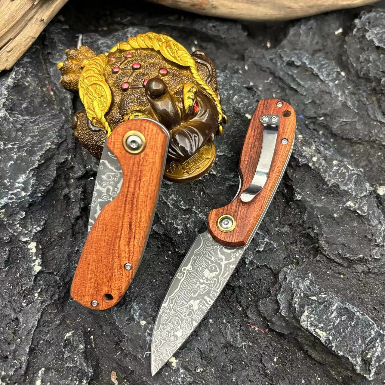 Factory wholesale new product [Golden Toad] Damascus steel outdoor household folding knife, camping self-defense sharp Fruit knife Item Picture