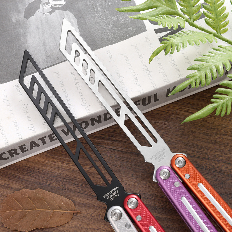 New sea monster folding butterfly knife, bright groove practice training knife, multi-functional hand-swinging fancy knife, squid without cutting edge Item Picture