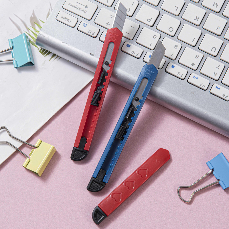 Factory direct supply of portable plastic utility knives, express unpacking, office paper cutting, hand knives, wallpaper film application, wallpaper knives Application Scenario