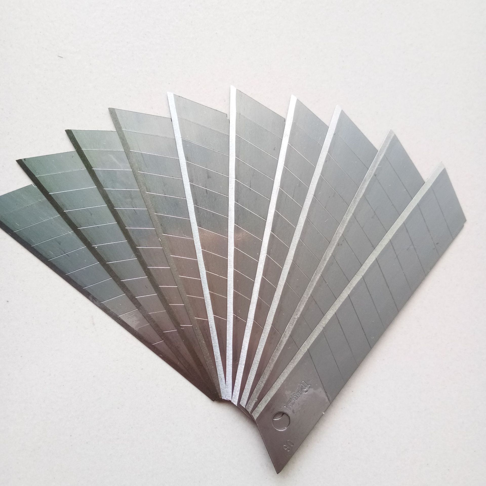Factory wholesale: 18mm wide paper cutting blades, 0.6mm thick wallpaper blades, sharp utility knife blades Application Scenario