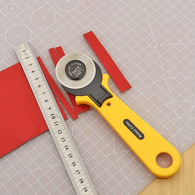 Roller knife for cutting leather fabric and rubber bands, diy45 28mm, hand-pushed cutting tool Application Scenario