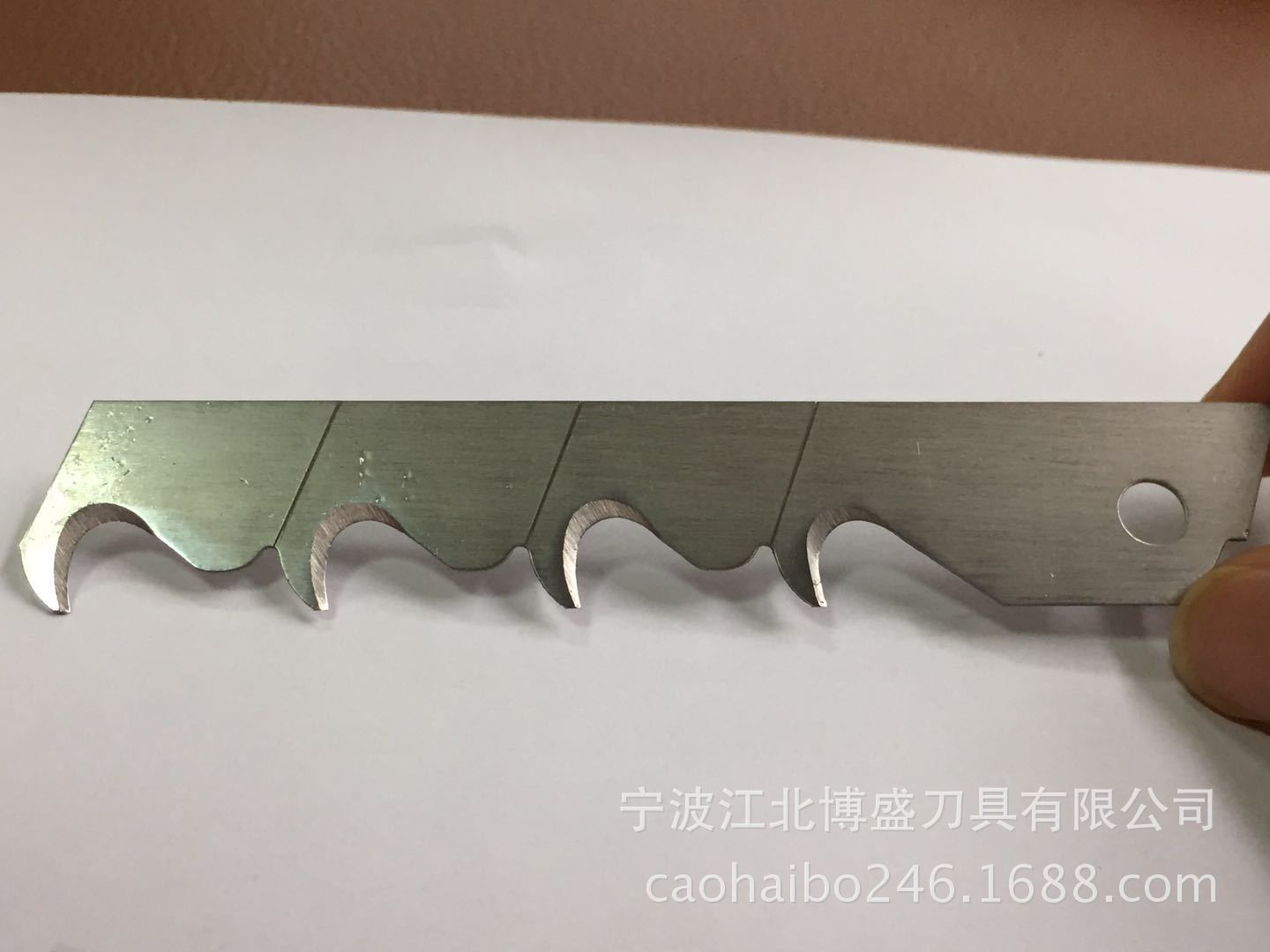 Original factory wholesale special-shaped utility blades 0.5 four-hook knife blades SK5 material, breakable, multi-functional and practical Application Scenario