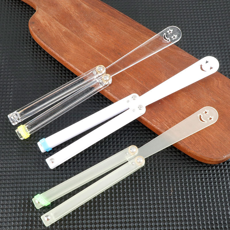 Outdoor camping practice combs practice knives plastic butterfly combs practice tools butterfly swinging combs Application Scenario