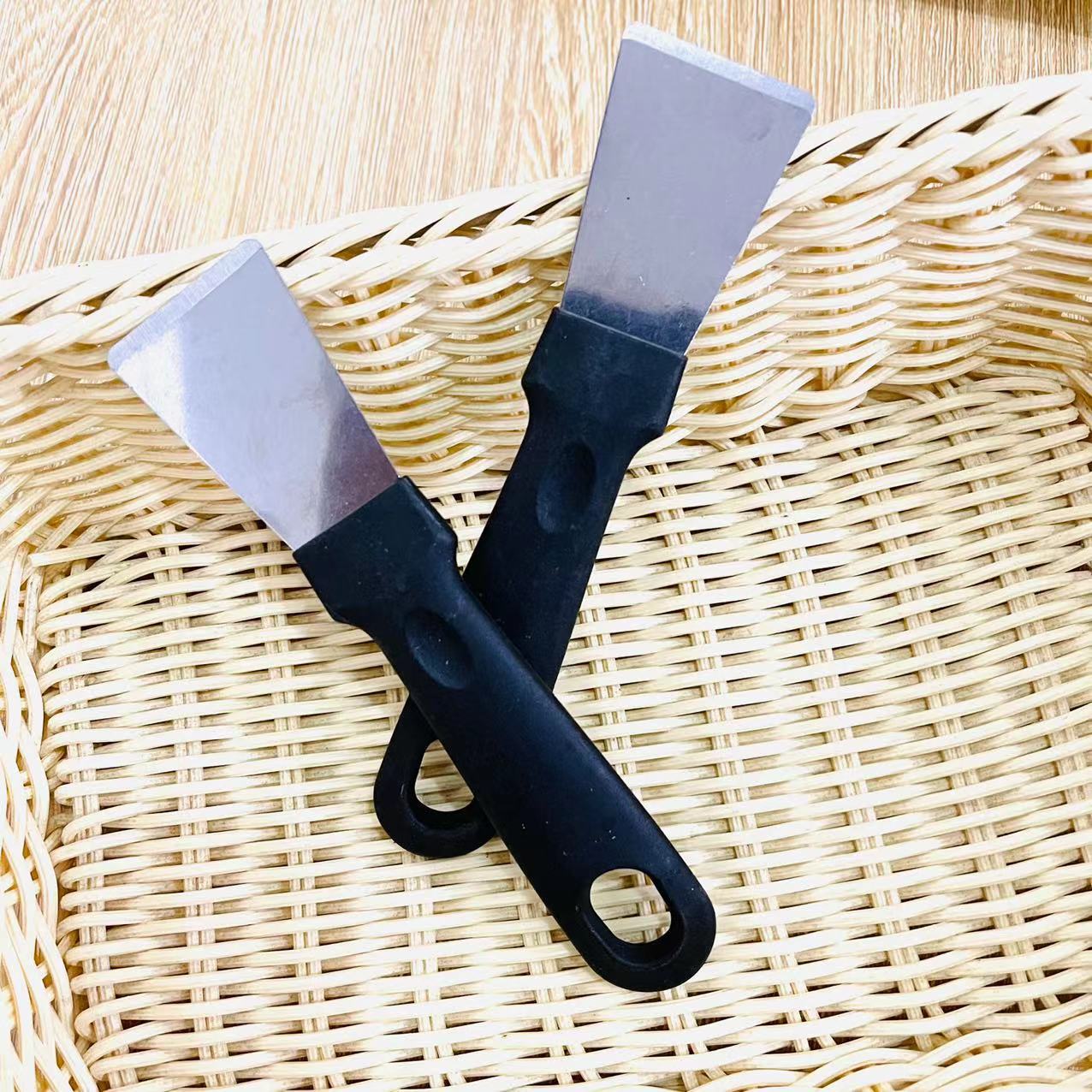 Degreasing spatula, pot bottom descaling tool, tar removal spatula, refrigerator frost removal spatula, multi-functional household cleaning products Application Scenario