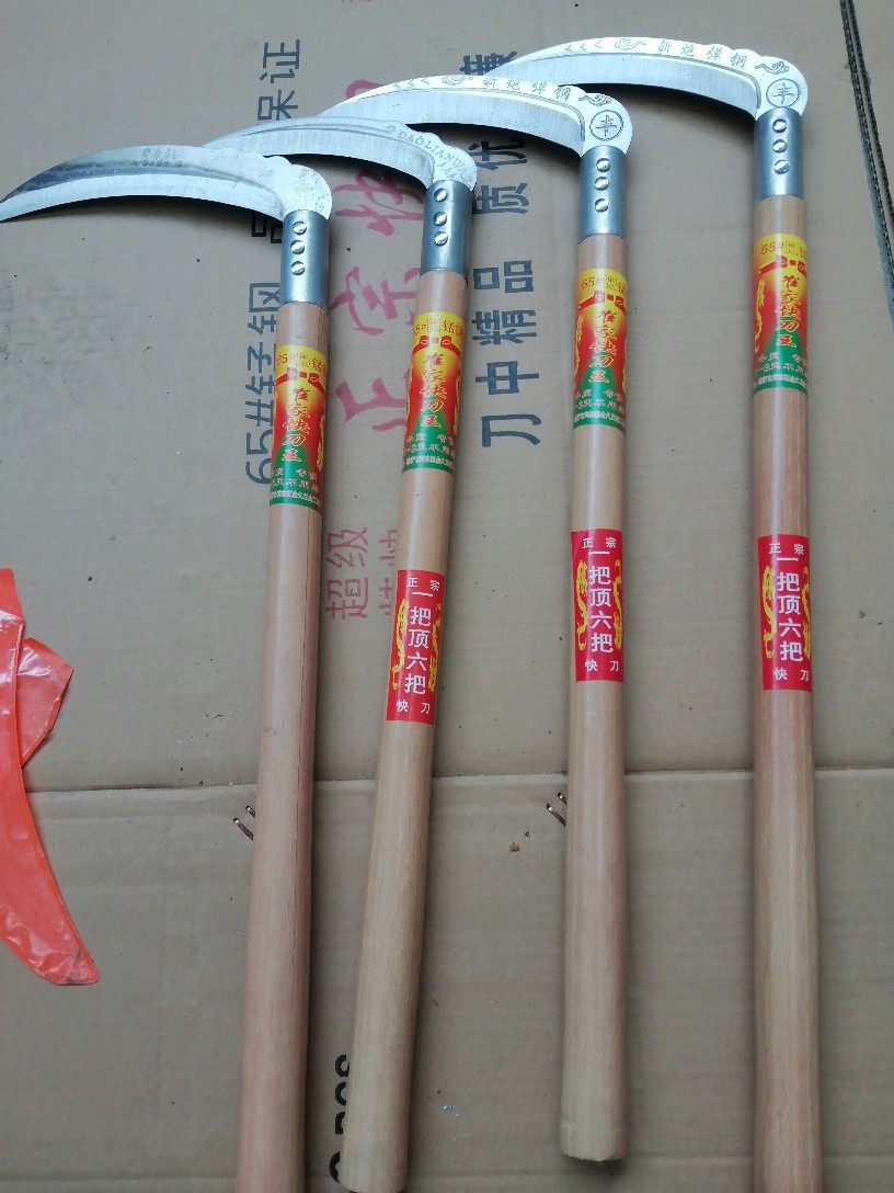 Self-produced and self-sold wood-grain sickles for cutting crops and grass full figure