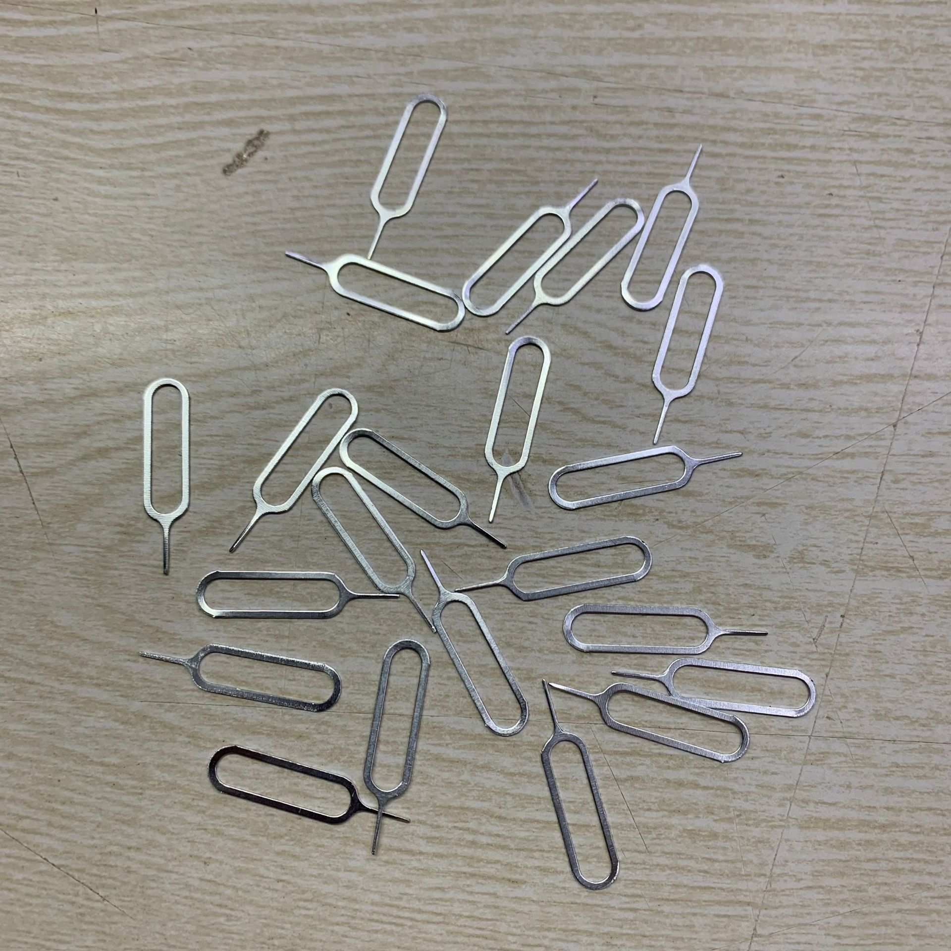 Universal mobile phone SIM card remover, SIM card remover, mobile phone accessory, mobile phone repair tool, SIM card remover is suitable for all kinds of mobile phones undefined