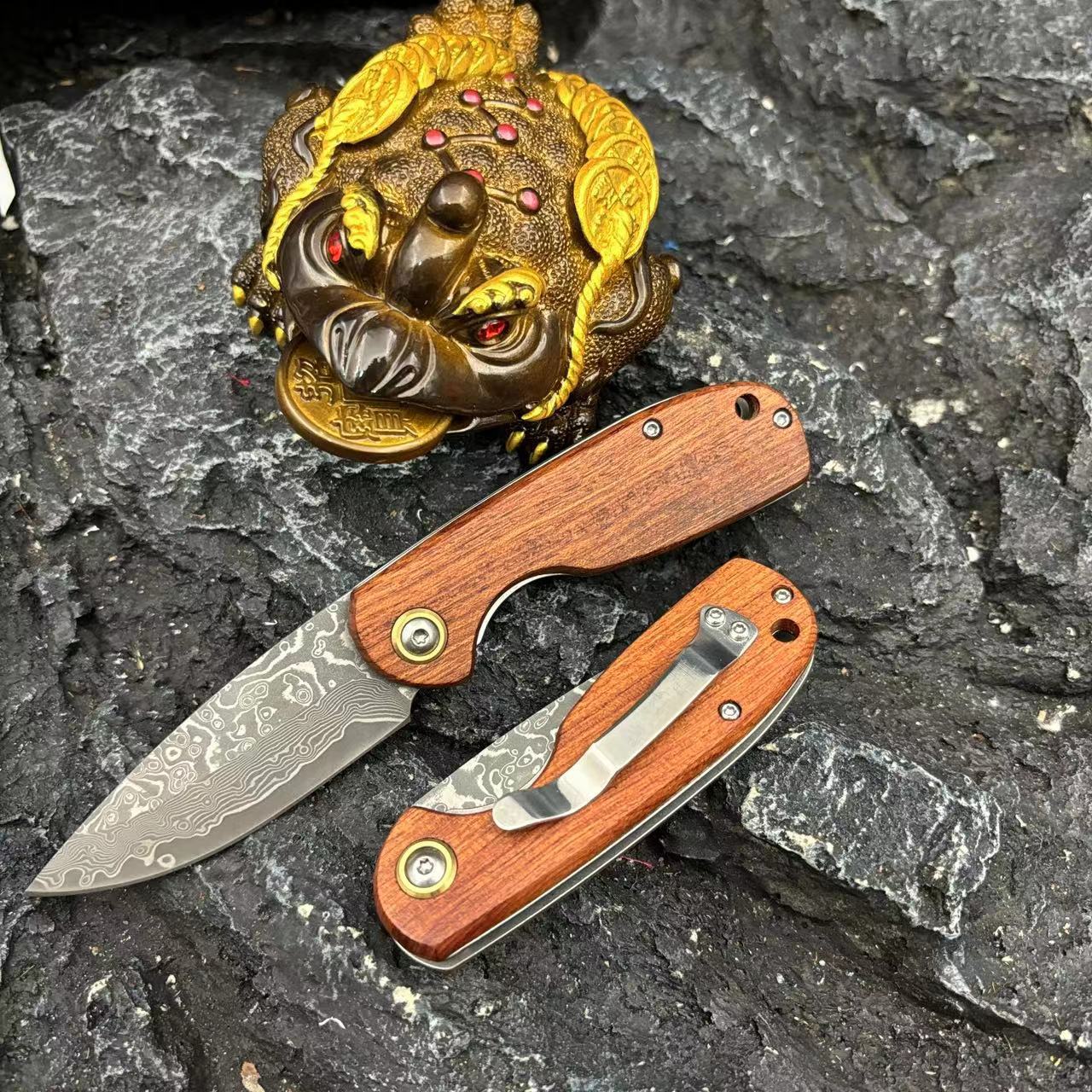 Factory wholesale new product [Golden Toad] Damascus steel outdoor household folding knife, camping self-defense sharp Fruit knife Application Scenario