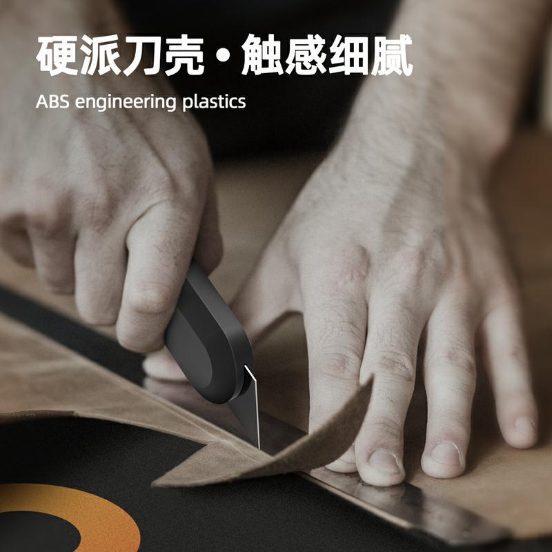 Deli home Series Self-locking plastic-handled utility knife, rebound wallpaper knife, small portable professional unboxing tool knife Application Scenario