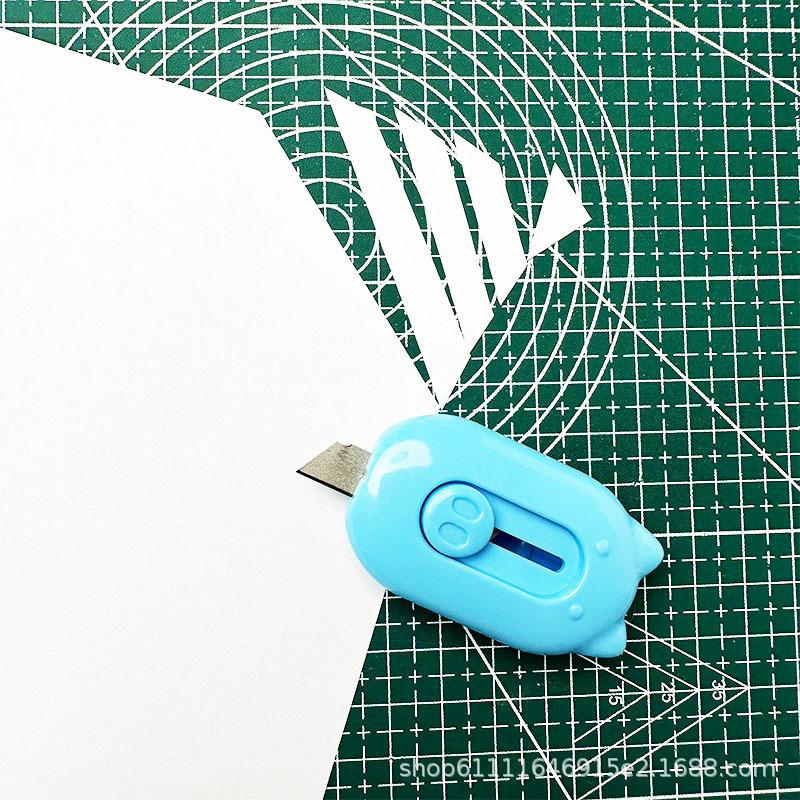 Little Pig unboxing knife, Express delivery knife, Primary School student art knife, portable mini knife Application Scenario
