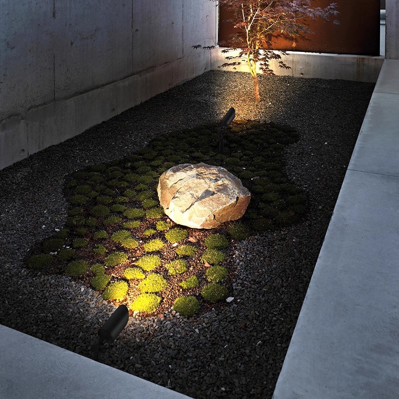 Tree shooting lights, tree illumination lights, landscape ground spotlights, outdoor lawn lights, outdoor courtyard lights, waterproof garden grass insert lights Application Scenario