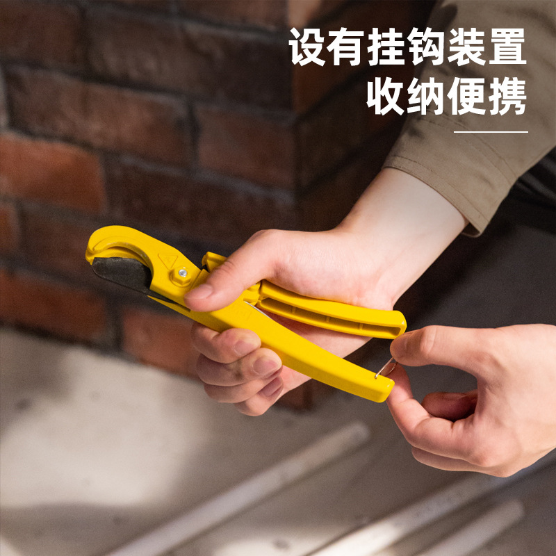Deli 33MM pipe cutter, a professional and fast cutting tool for PVC/PPR pipes and pipe cutters. Little magic tool DL350033 Application Scenario