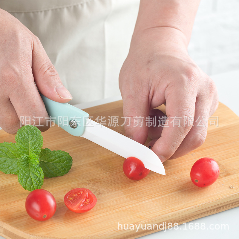 Yuan Tao's in-stock Nordic-colored ceramic folding knives, portable fruit knives, household small knives, peelers, bank and insurance gifts Application Scenario