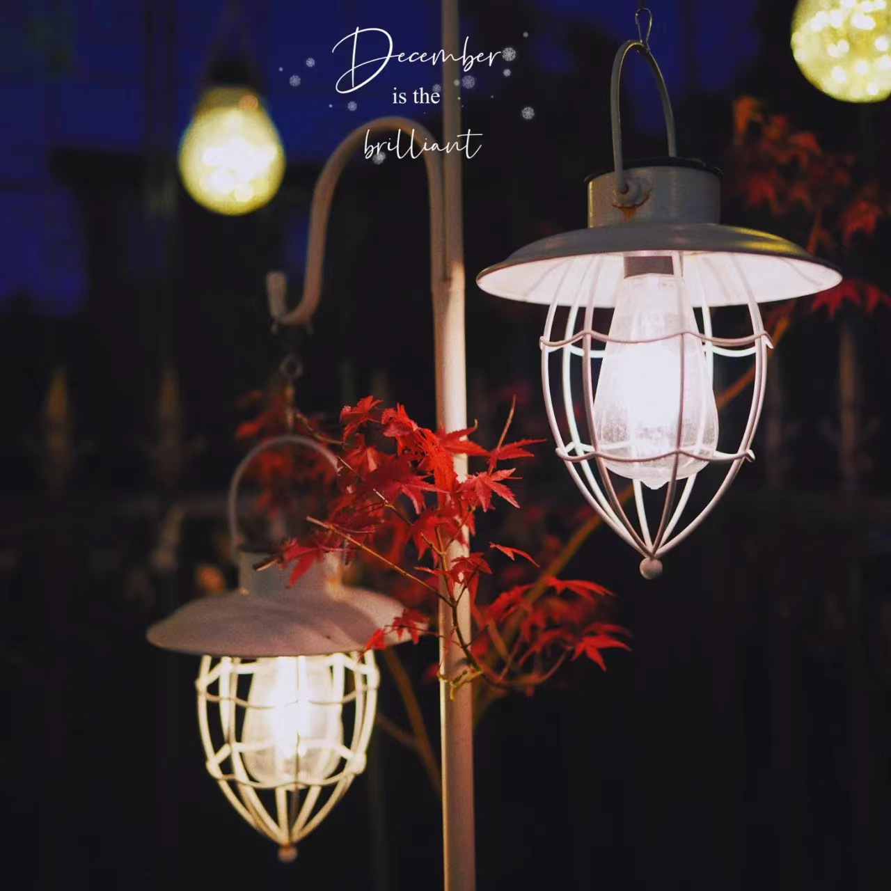 Solar-powered retro hanging lamps, ironwork LED chandeliers, garden lamps, chandeliers, balcony waterproof, outdoor garden lanterns for decoration Specification drawing