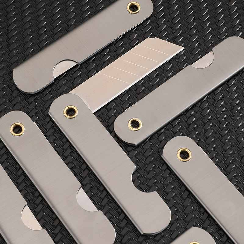 Carbon steel folding knives, student cultural supplies, folding paper cutters, folding knives, utility knives, pen sharpeners wholesale Application Scenario