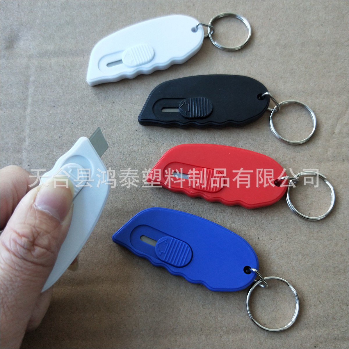 Hot-selling mini keychain unpacking knife, safe and anti-accidental injury, self-rebounding plastic keychain knife full figure