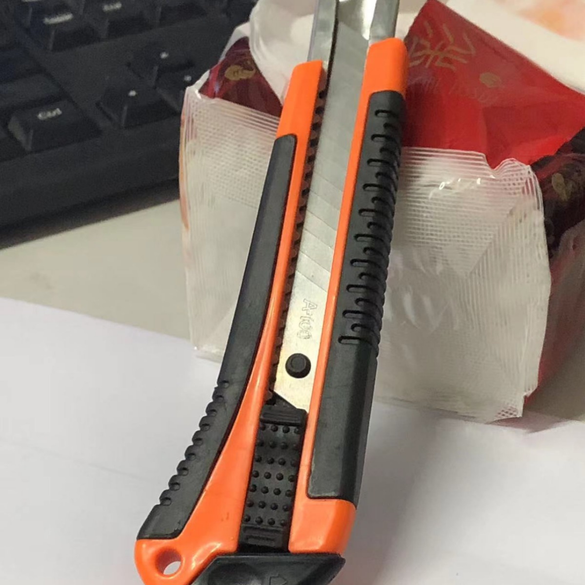 Stainless steel multi-functional utility knife, rubber-coated paper cutting knife, home decoration and building materials tool knife, office stationery knife manufacturer wholesale Application Scenario