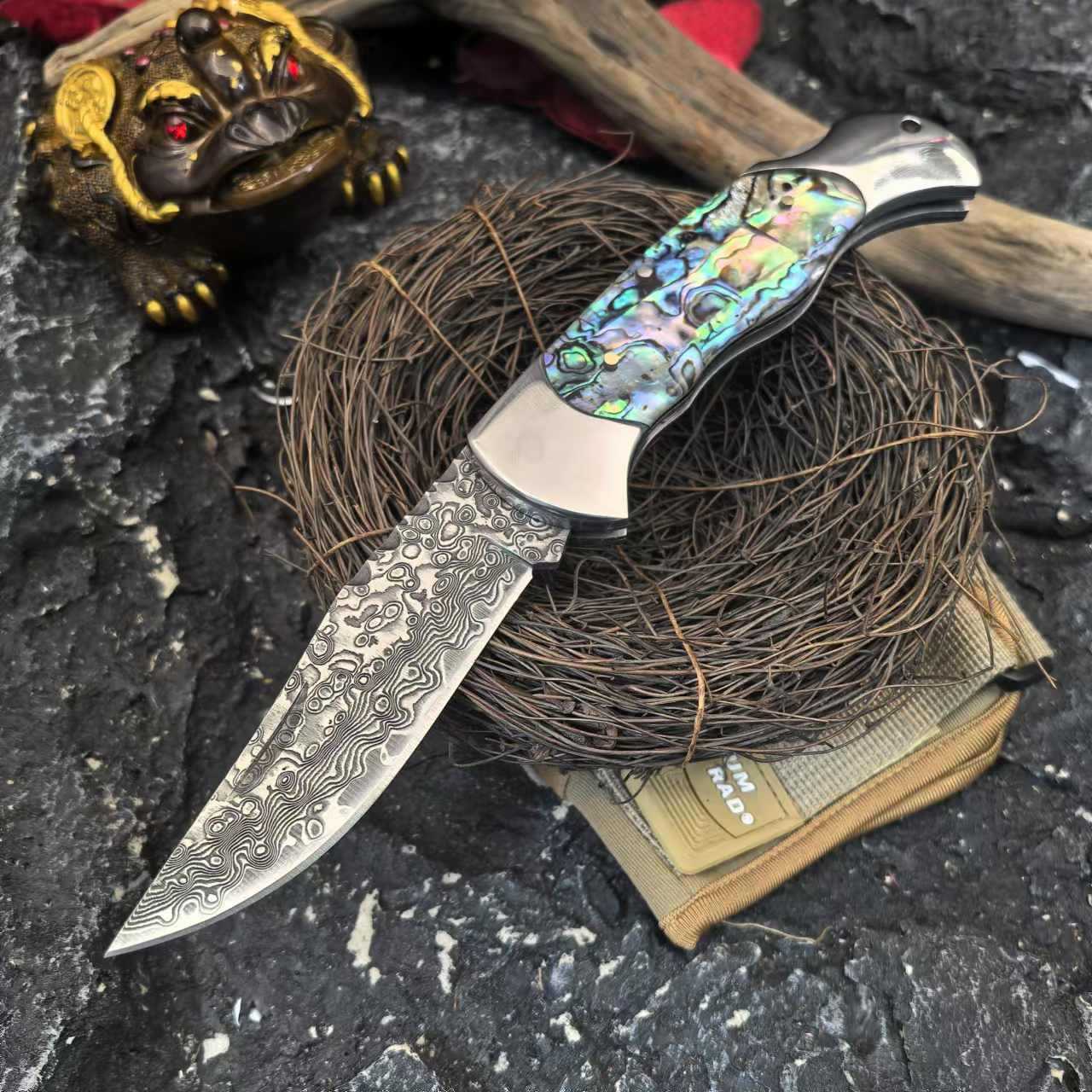 VG10 Damascus steel Bao Bei handle outdoor forged folding knife, high-hardness survival portable and collectible fruit knife Application Scenario