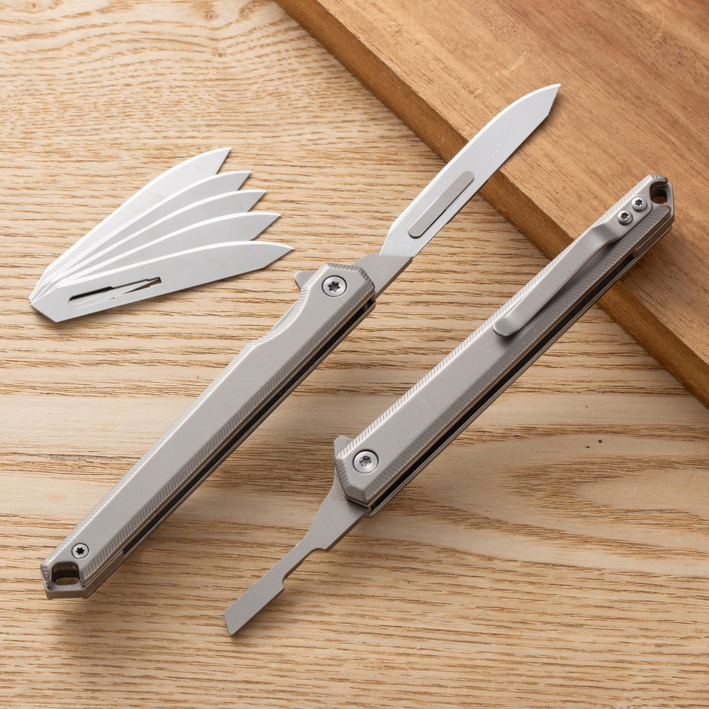 High-hardness mini knife, utility knife, sharp cutting paper knife, portable keychain pendant, portable unboxing and unpacking express delivery knife Application Scenario